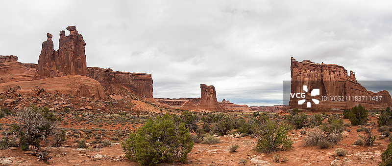 沙漠中的岩层景观图片素材