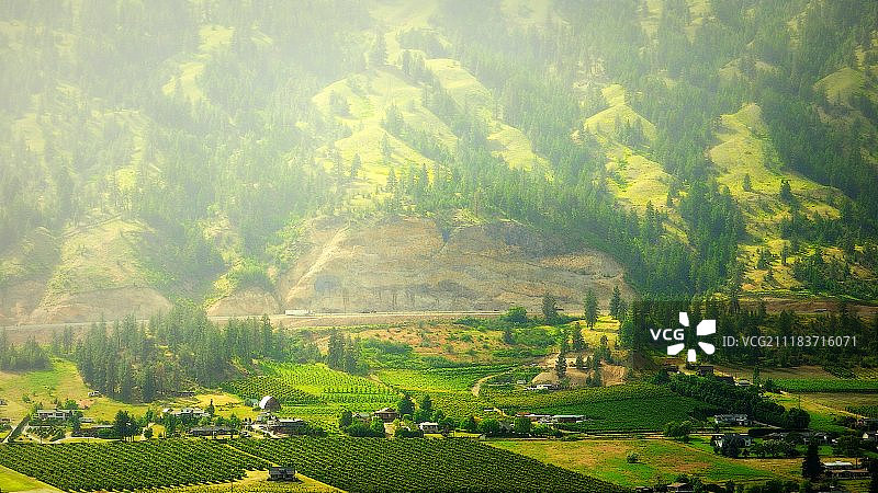 湖对面的大山图片素材