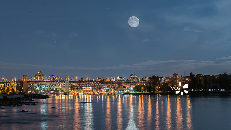 加拿大温哥华的布拉德桥上的满月图片素材