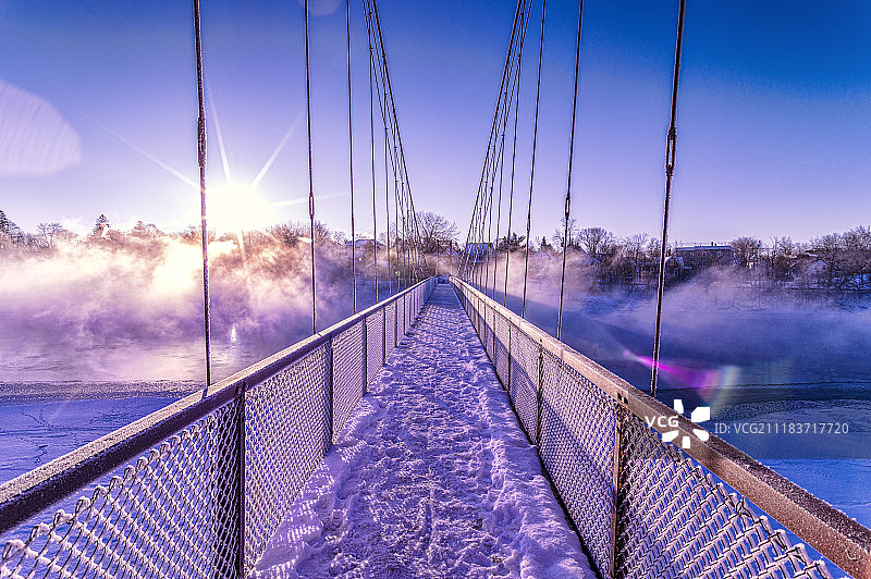 布伦瑞克步行桥的清晨薄雾图片素材