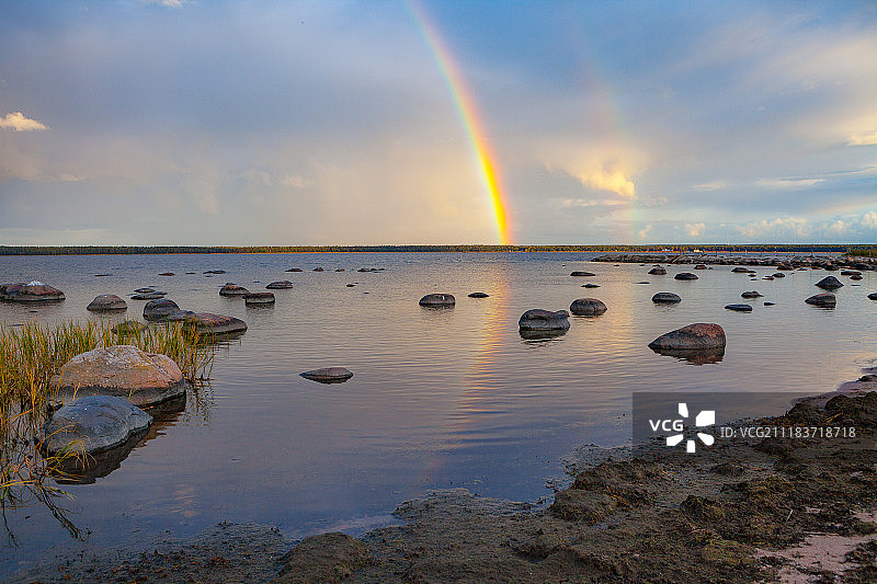 爱沙尼亚卡斯穆，大海和岩石上空的彩虹图片素材