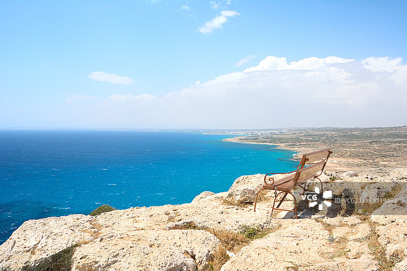 岩石顶部的复古长椅图片素材