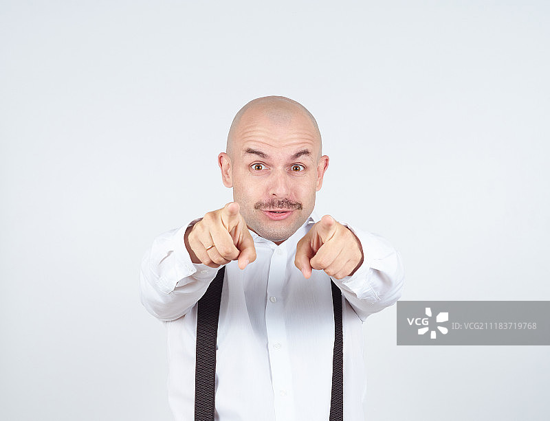 指向相机的光头男人肖像图片素材