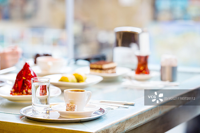 咖啡和蛋糕的餐桌图片素材