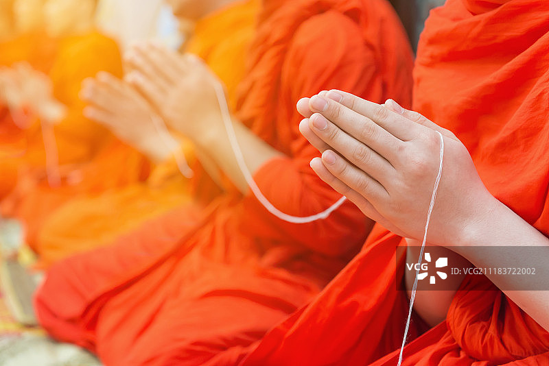 祈祷的佛教僧侣图片素材