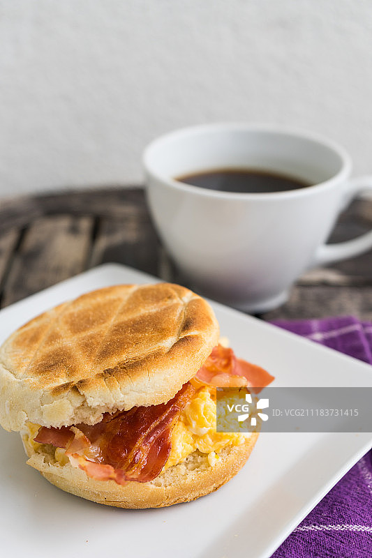 英式早餐盐味松饼配炒鸡蛋、培根和奶酪图片素材