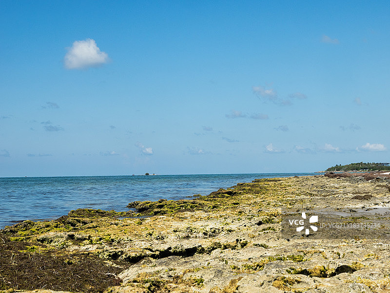 蓝天晴日海边海岸景观图片素材