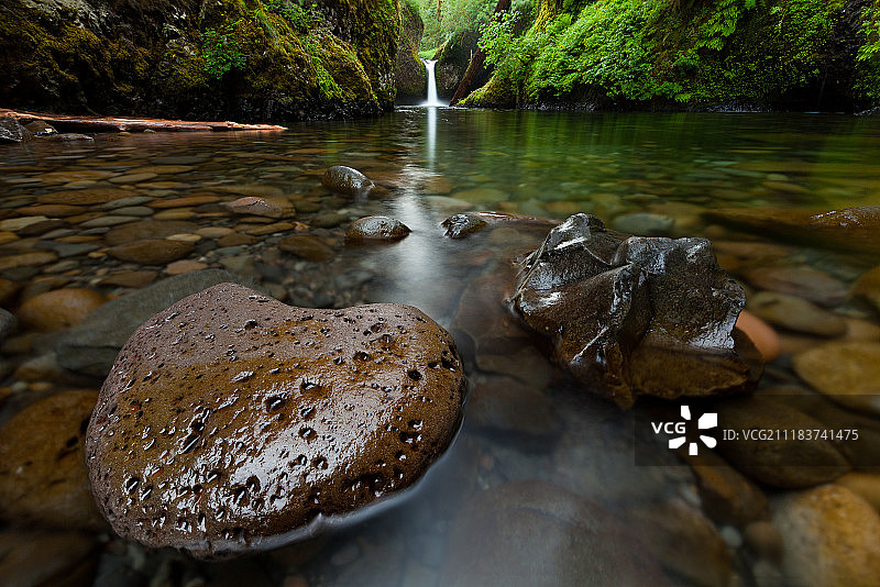 河中岩石与瀑布特写图片素材