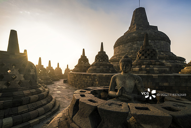 日出下的印度尼西亚日惹爪哇婆罗浮屠寺庙图片素材