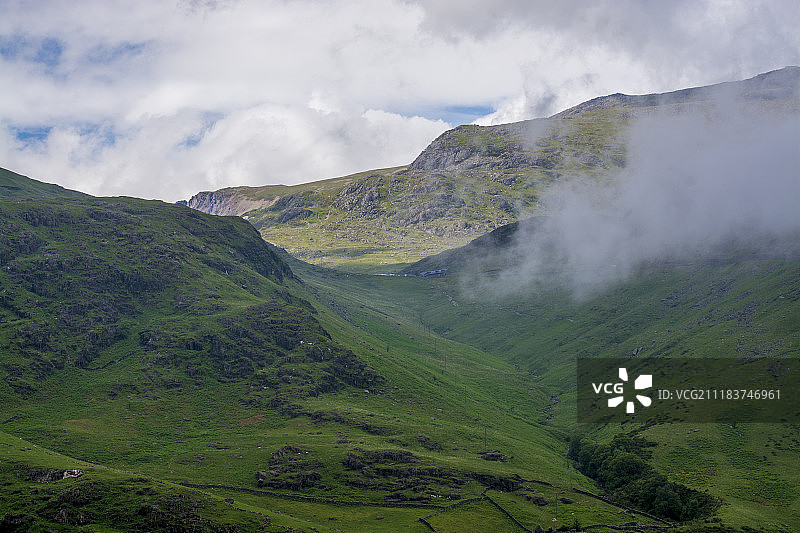 云雾缭绕的山脉图片素材