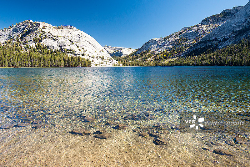 山脚下的湖泊景色图片素材