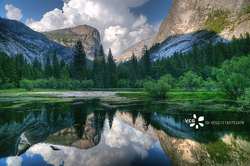 风景优美的山谷中的闪亮湖泊图片素材