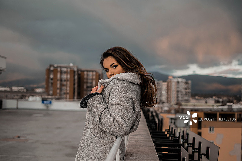 年轻女人的面部特写图片素材