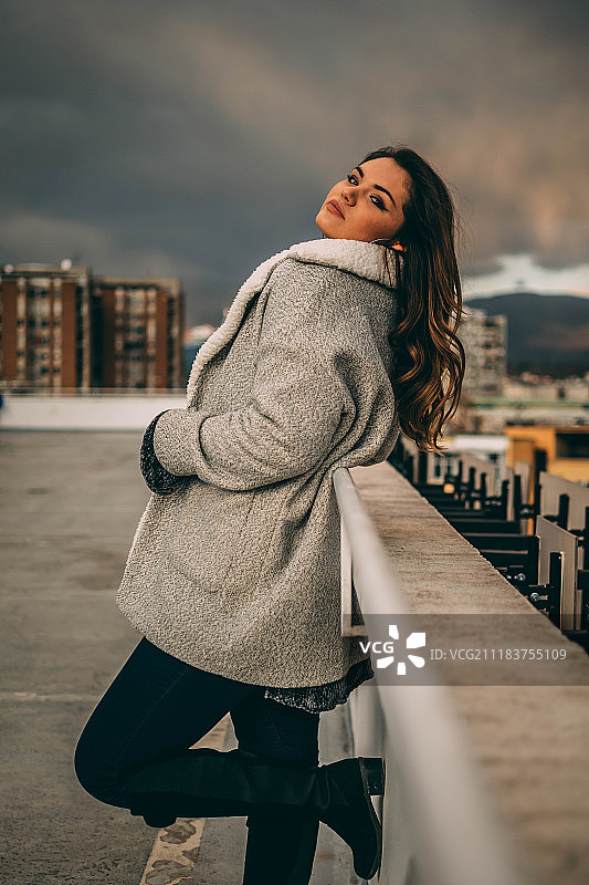 年轻女人的面部特写图片素材