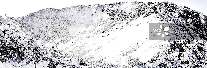 大雪覆盖下的白鹿池图片素材