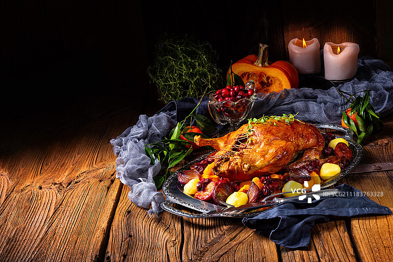 美味百里香苹果烤鸭图片素材