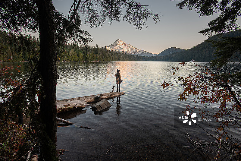 年轻女子站在湖边图片素材
