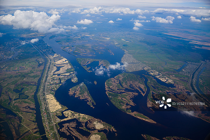 飞机飞越乌克兰第聂伯河的壮丽景色图片素材