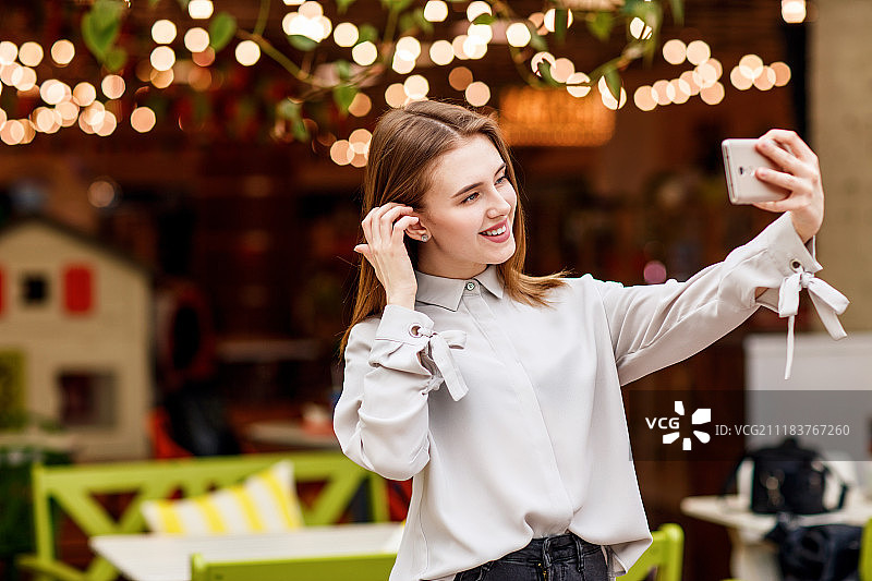 自拍的女孩肖像图片素材