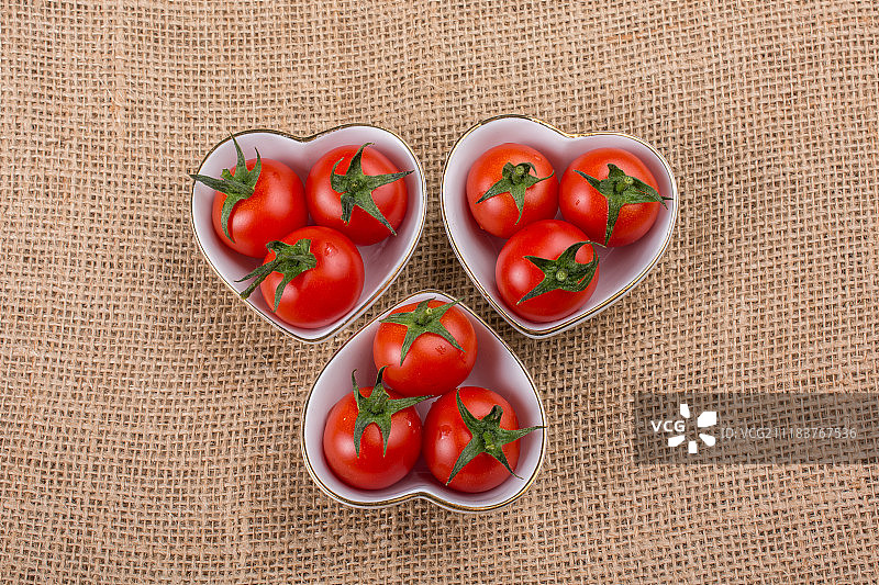心形碗里的红色樱桃番茄图片素材