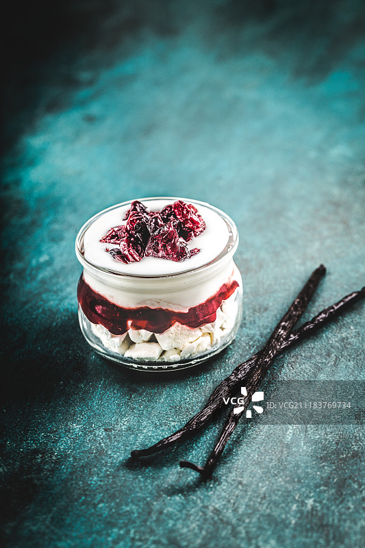 甜点：蛋白酥蔓越莓甜点图片素材