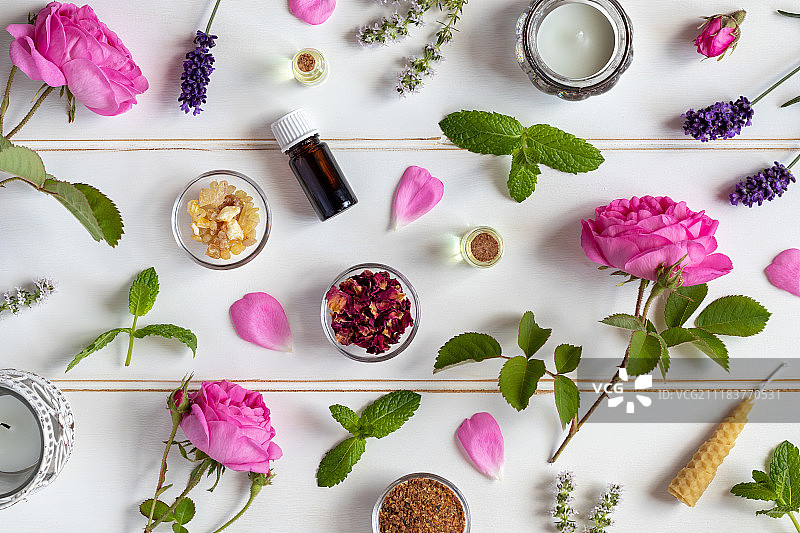 玫瑰和草药精油瓶图片素材