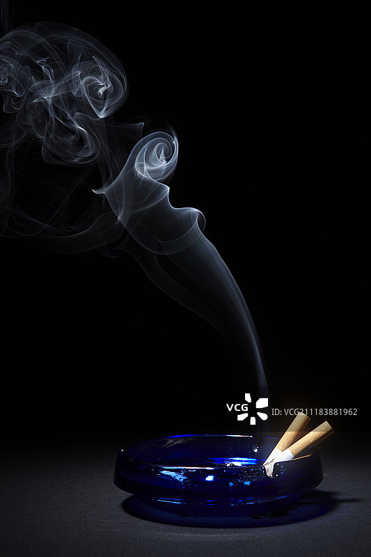烟灰缸上的香烟摄影图片素材