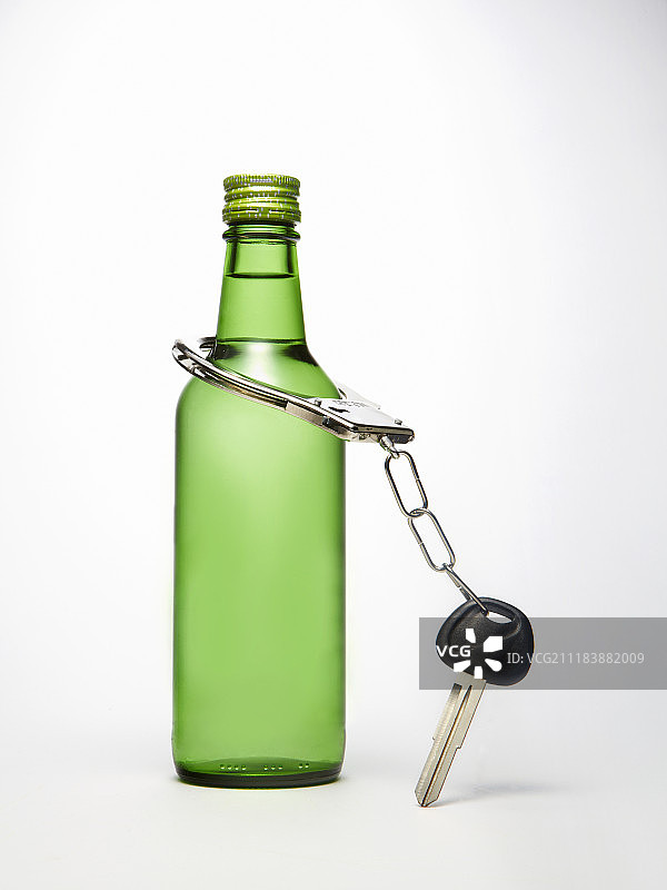 烧酒瓶、手铐和钥匙摄影图片素材