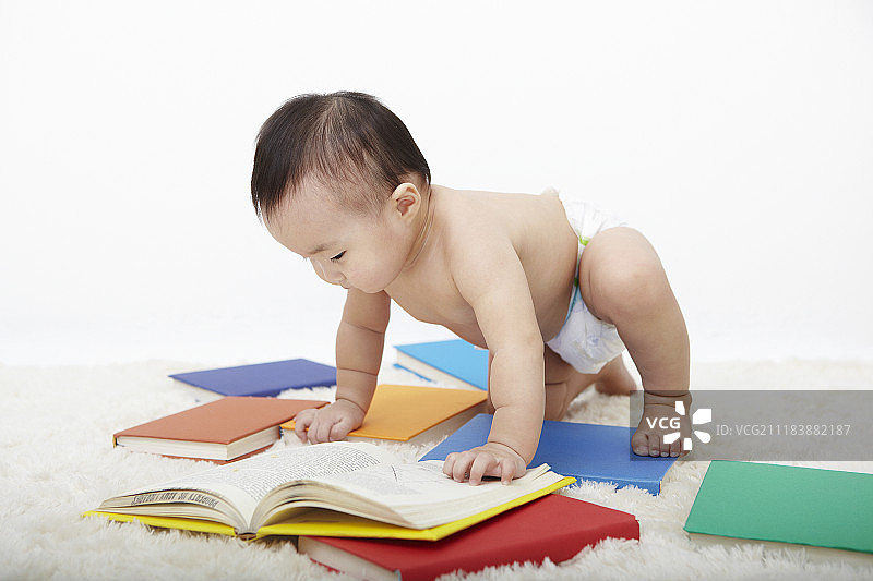 宝宝在地毯上看书的摄影作品图片素材