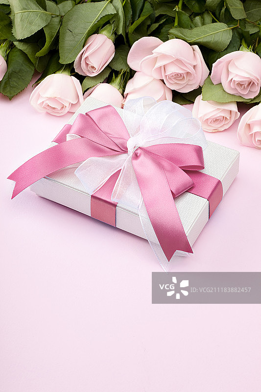 带有丝带装饰和鲜花的礼品盒摄影图片素材