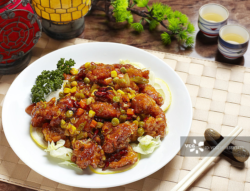 餐桌上的中式菜肴照片图片素材