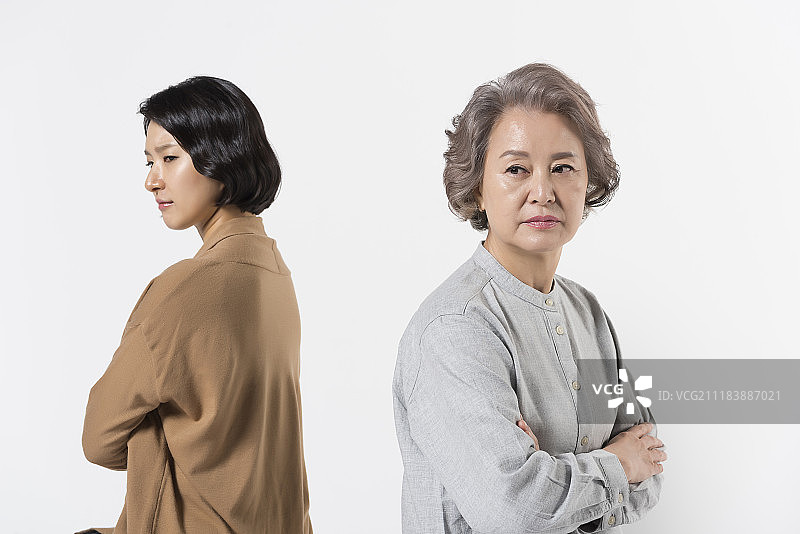 母女背靠背坐在长椅上的摄影图片素材