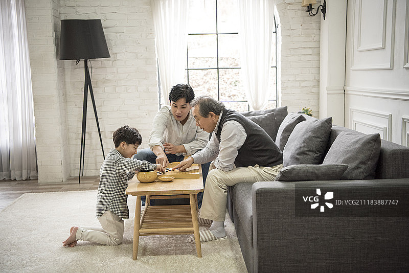 一家人在客厅里下围棋的摄影图片素材