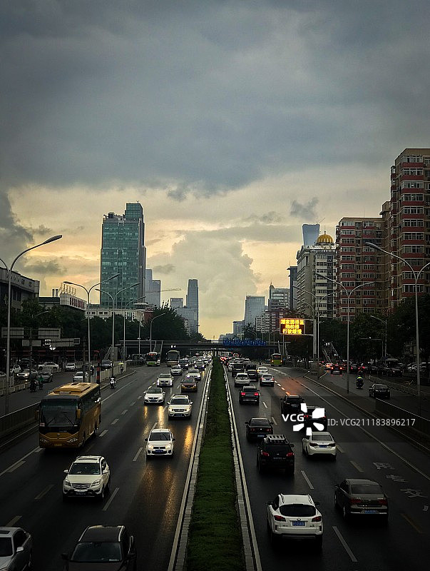 黄昏时北京CBD的车流图片素材