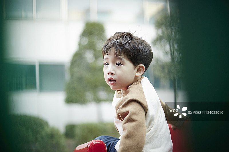 在操场上的小男孩的摄影作品图片素材