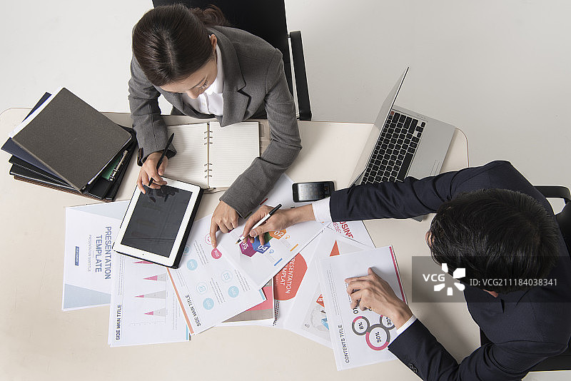 商人和女商人坐在椅子上工作摄影图片素材