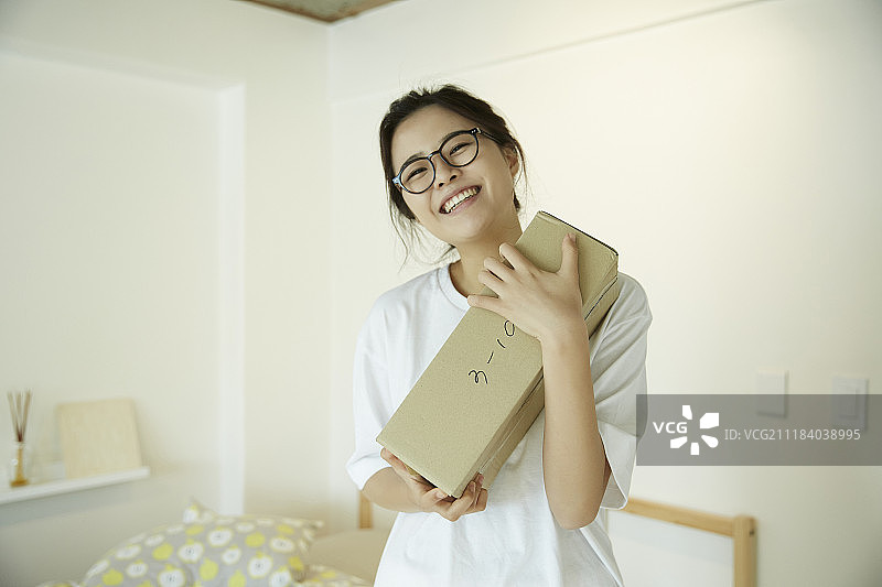 女人收到包裹很高兴的照片图片素材