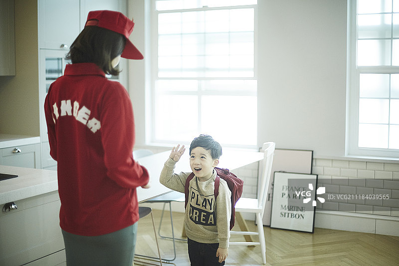 母亲向小男孩敬礼的摄影照片图片素材