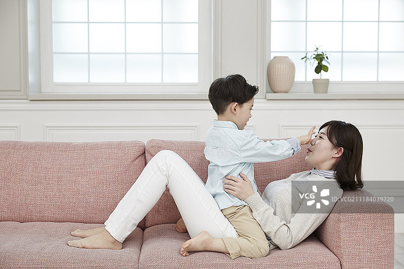 母子在沙发上玩耍的照片图片素材