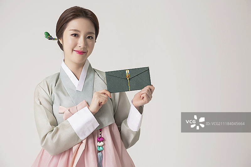 穿着韩服的年轻漂亮女子，韩国传统服饰概念照片图片素材