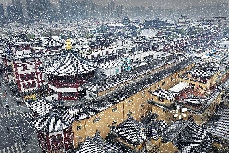 上海历史风貌保护区老城厢沉香阁雪景图片素材