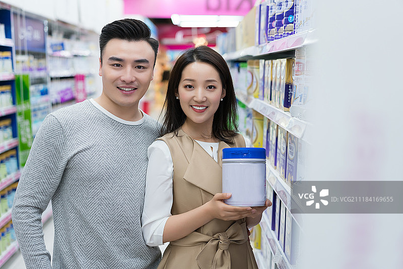 年轻夫妻在超市购物图片素材