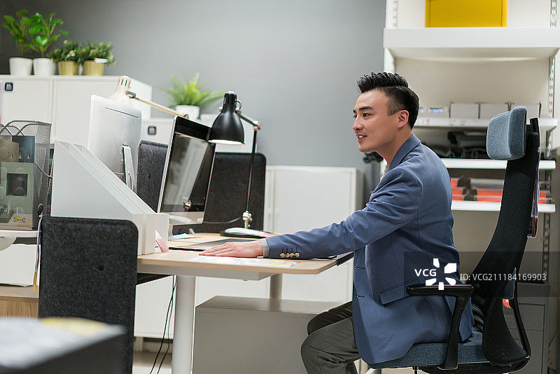 年轻男子选购家居用品图片素材