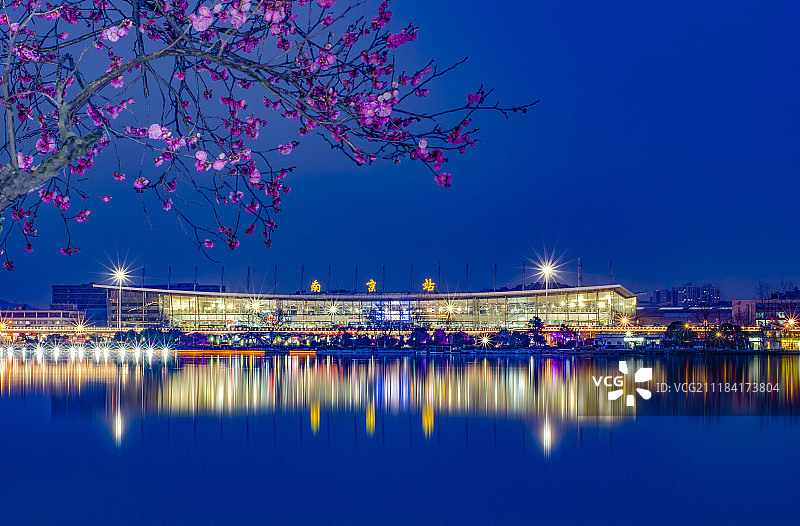 江苏南京站玄武湖春夜图片素材