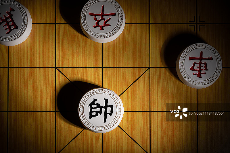 聚光灯下被围剿的帅象棋图片素材