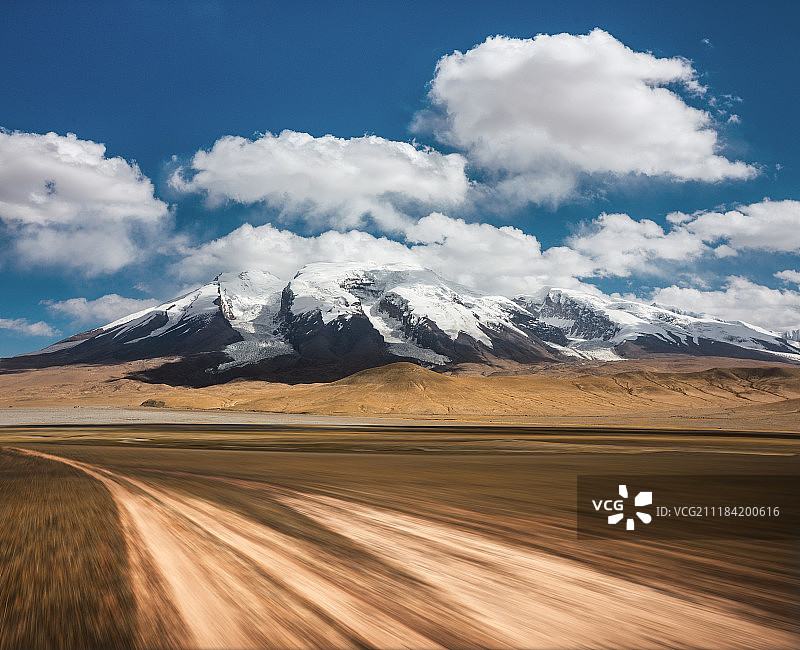 慕士塔格峰和道路图片素材