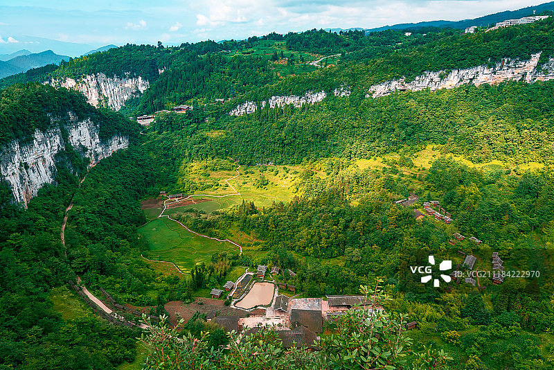 俯瞰重庆武隆天坑寨子图片素材