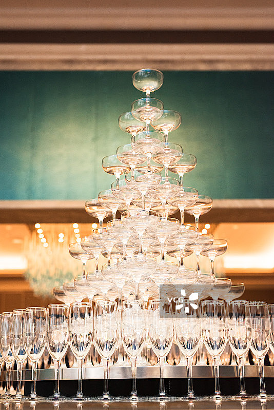 星级酒店大型豪华酒会的香槟塔和香槟杯图片素材