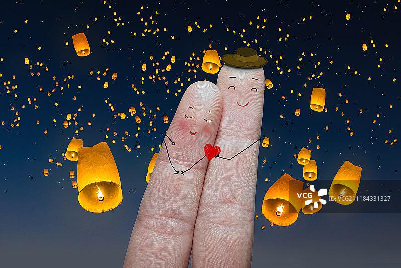 手指情侣看孔明灯图片素材