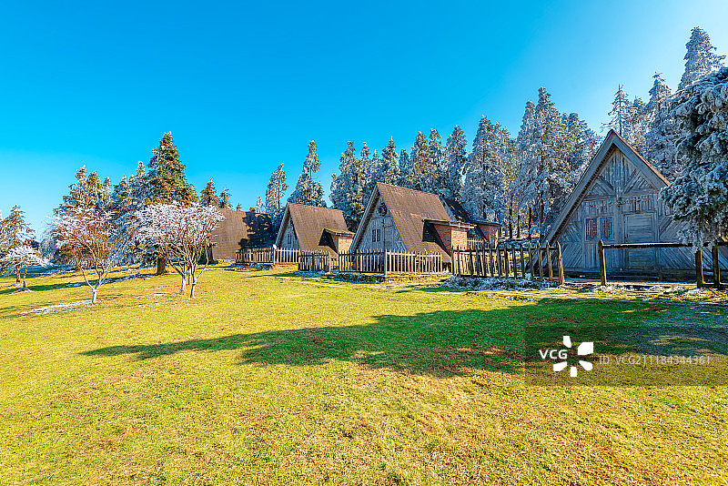 雪后仙女山的别墅式木屋图片素材